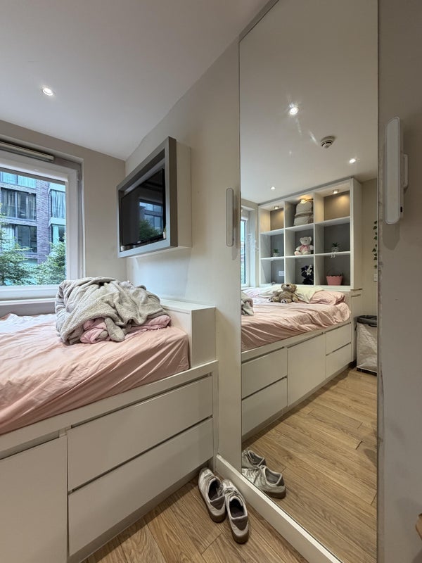 Room Leman Street in Greater London