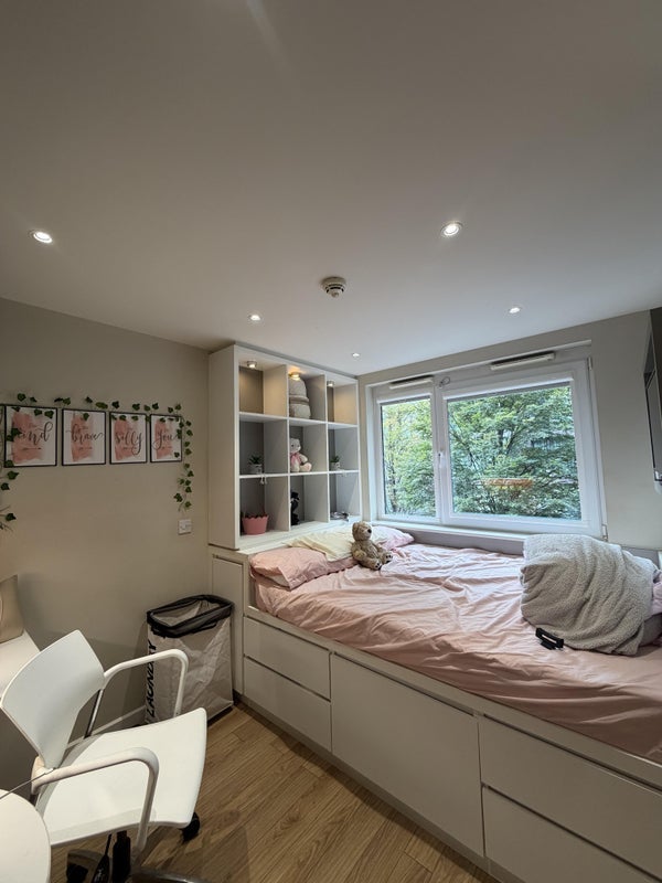 Room Leman Street in Greater London