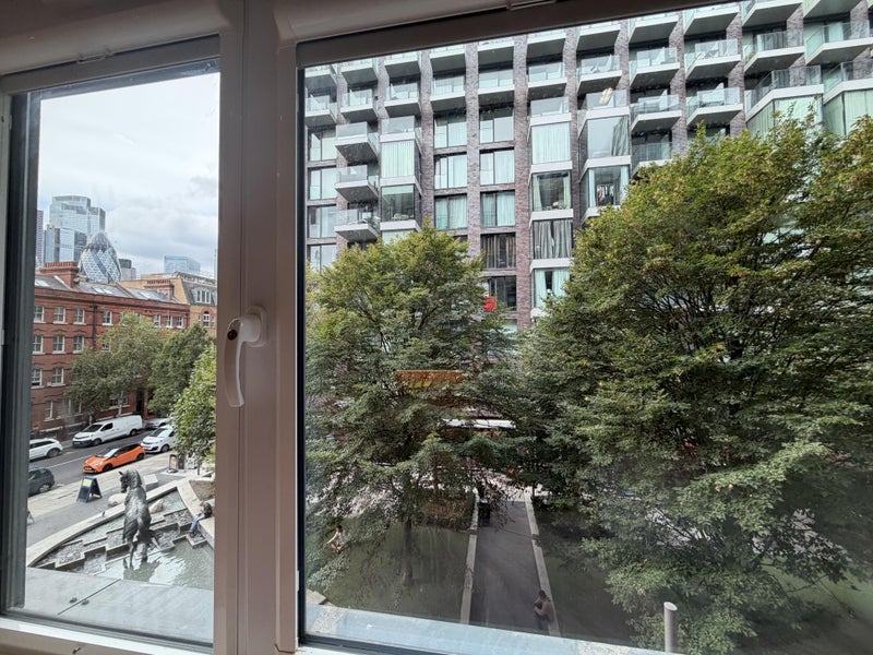 Room Leman Street in Greater London
