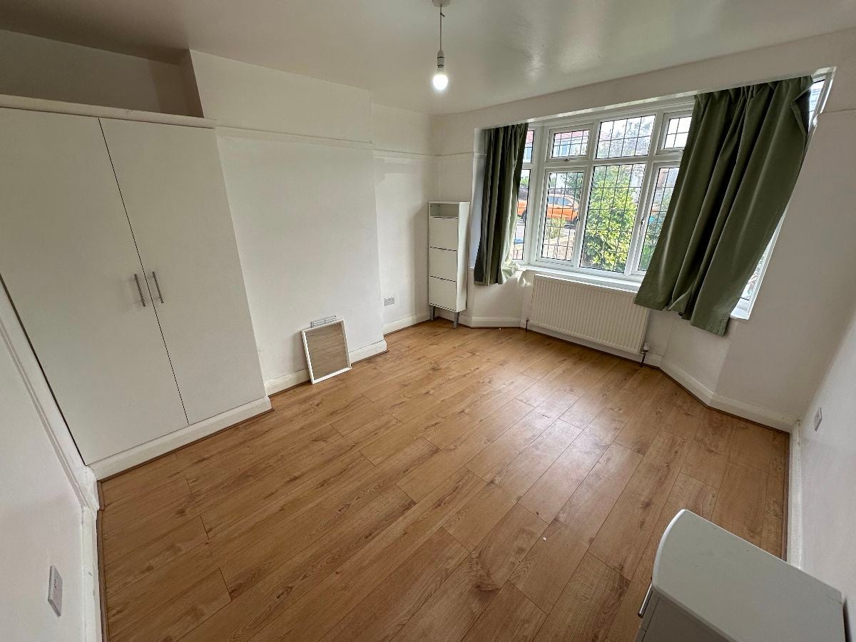 Room Currey Road in Greater London