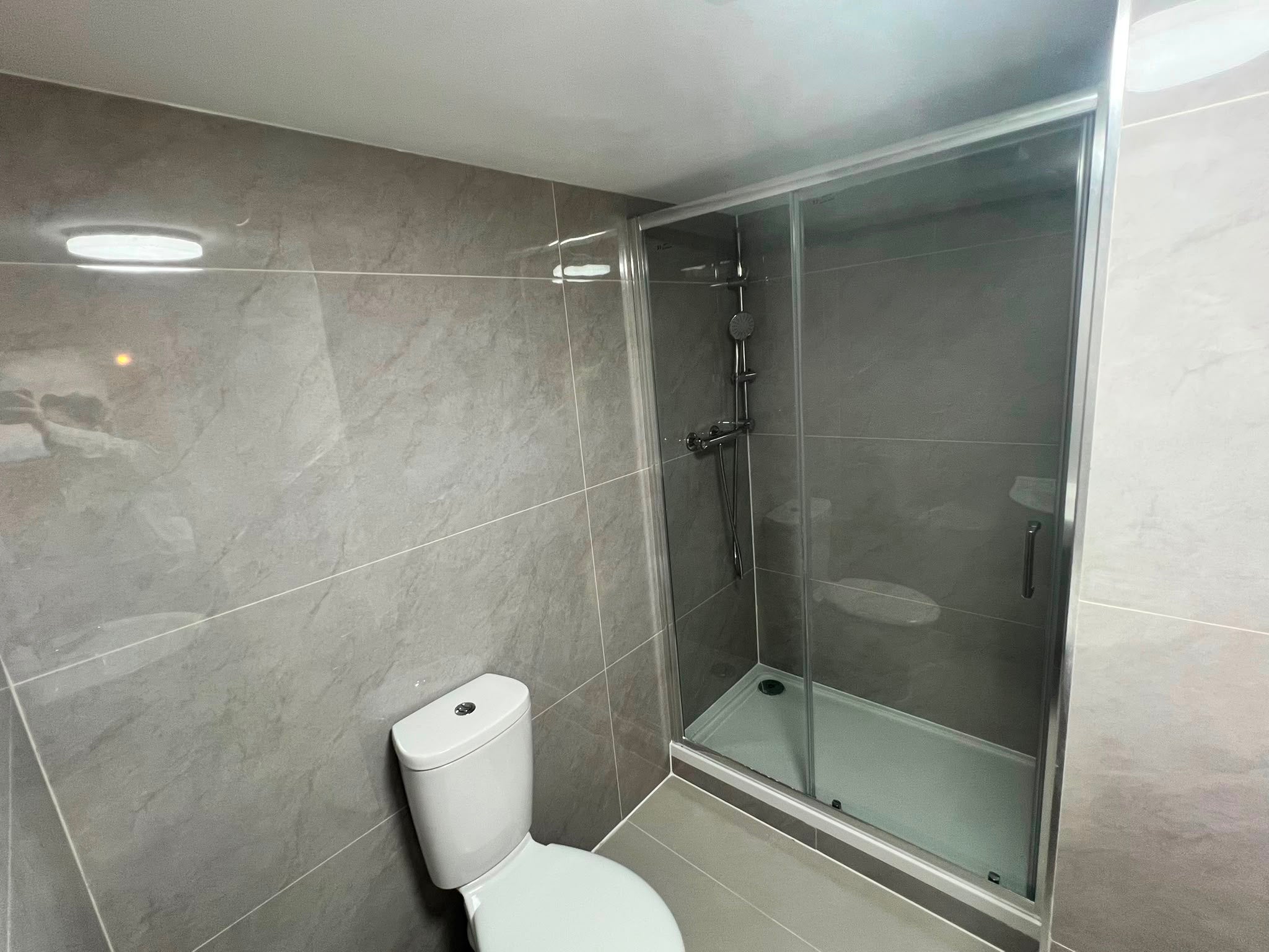 Room Currey Road in Greater London