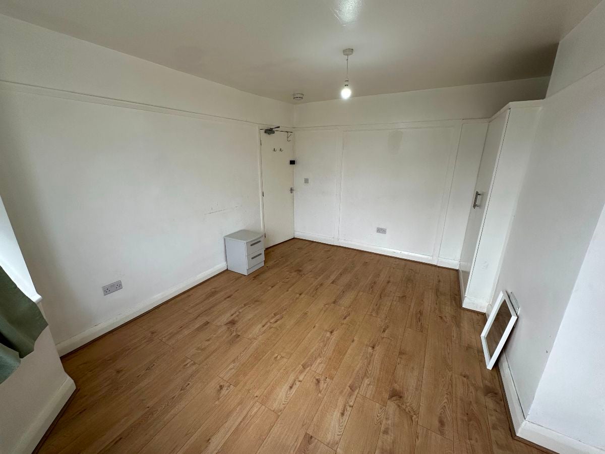Room Currey Road in Greater London