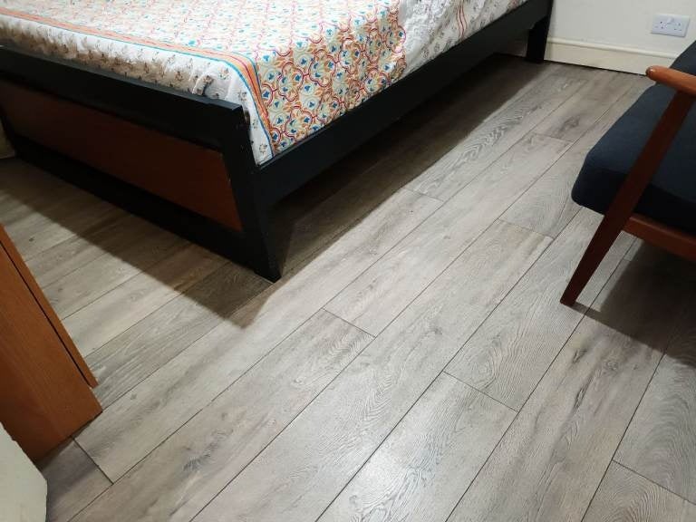 Room Oaklands Park Avenue in Greater London