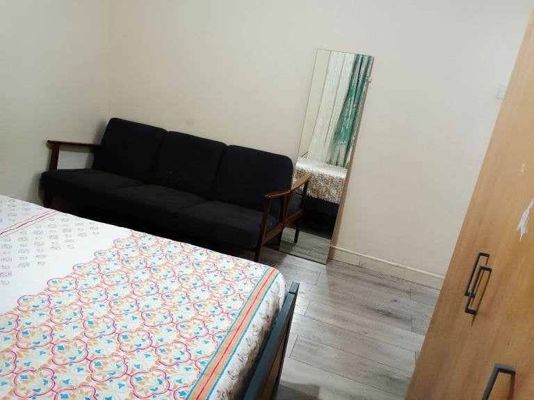 Room Oaklands Park Avenue in Greater London