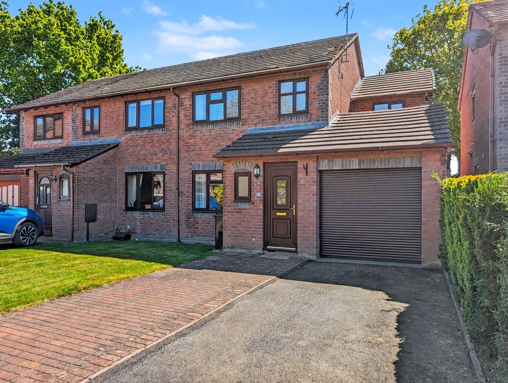 House Carlton Close in Shrewsbury