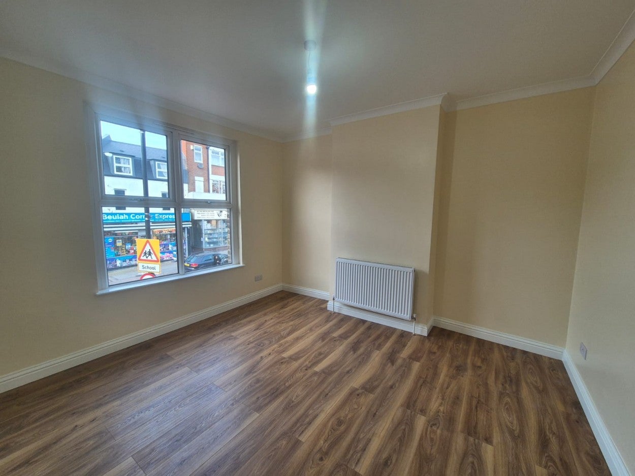 Flat Beulah Road in Greater London