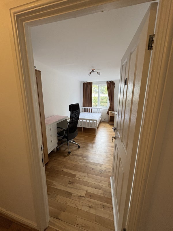Room Lloyd George Avenue in Cardiff