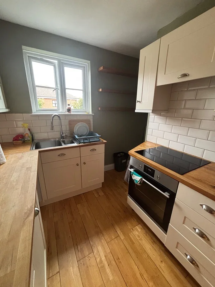 Room Rainham Road South in Greater London