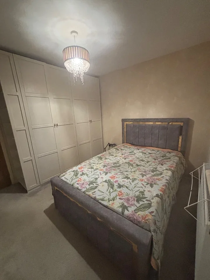 Room Rainham Road South in Greater London