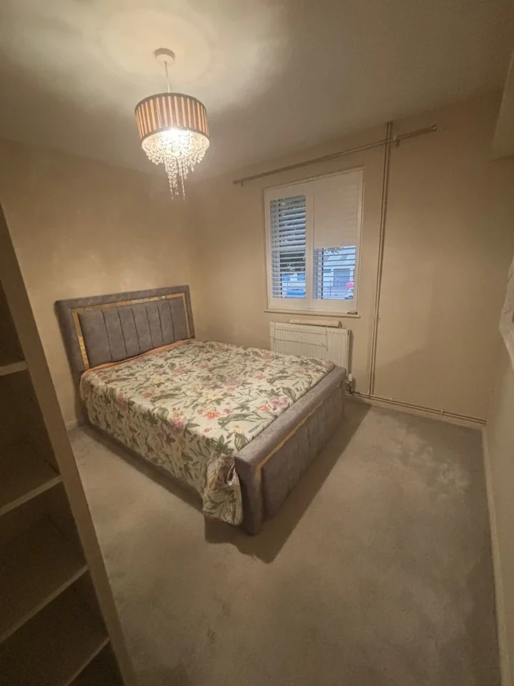 Room Rainham Road South in Greater London