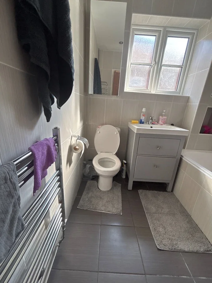 Room Rainham Road South in Greater London