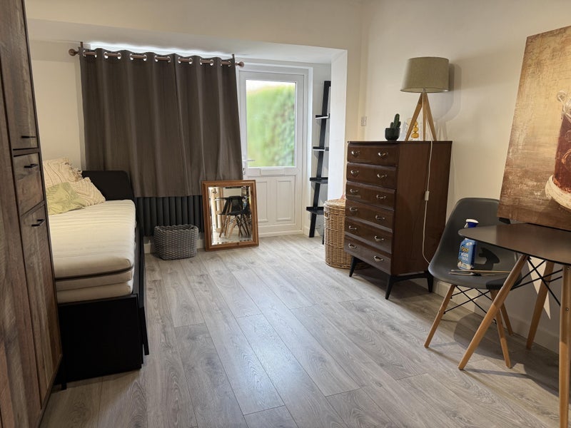 Flat Bigginwood Road in Greater London