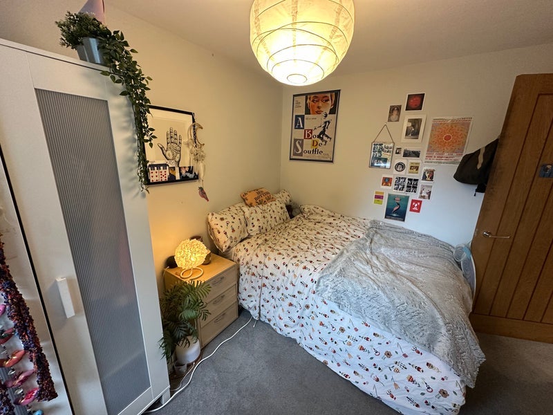 Room Cotswold Road North in Bristol