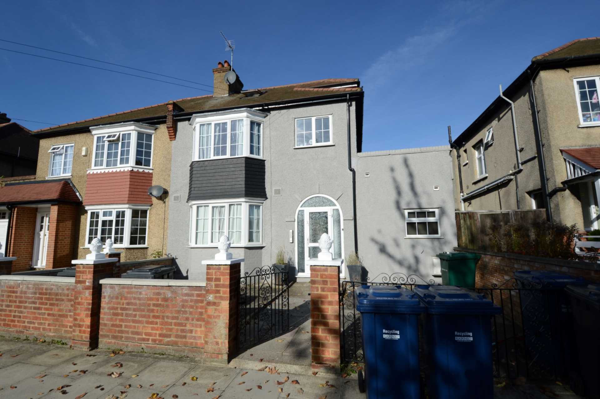 Flat Oakleigh Crescent in Greater London