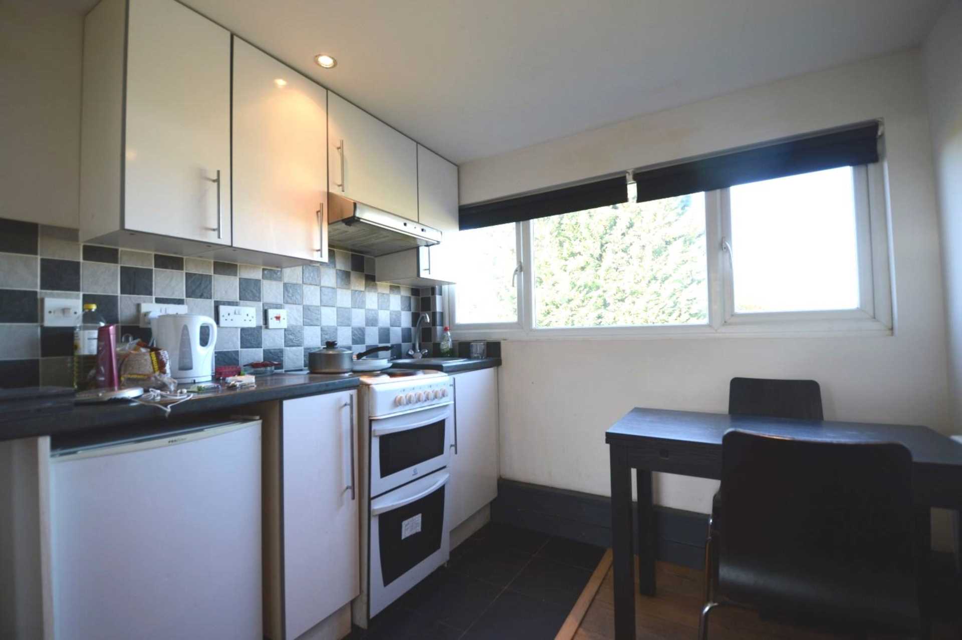 Flat Oakleigh Crescent in Greater London
