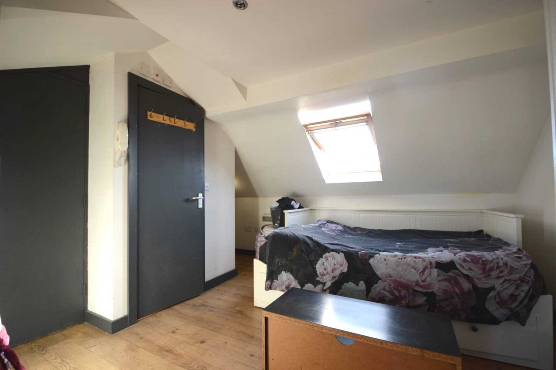Flat Oakleigh Crescent in Greater London