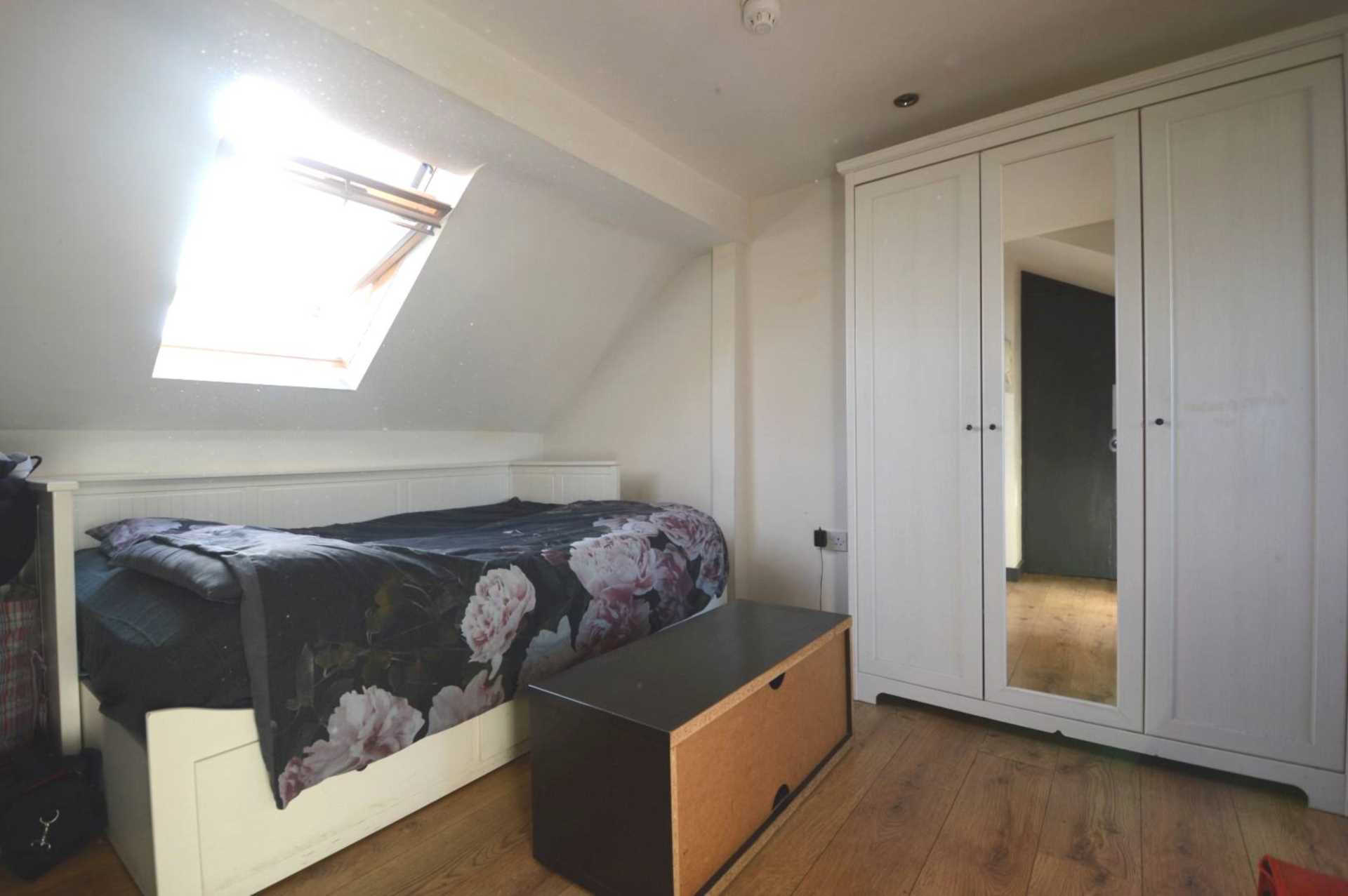 Flat Oakleigh Crescent in Greater London