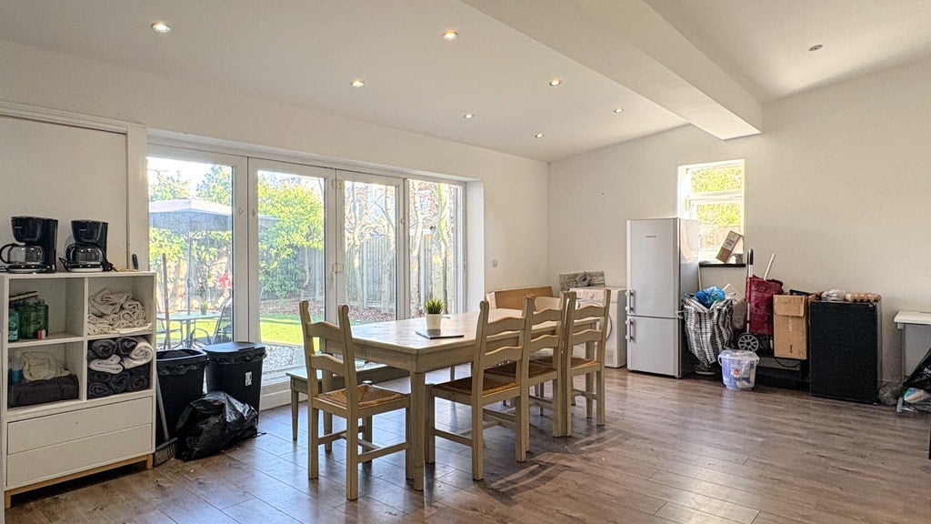 Room Chobham Road in Greater London