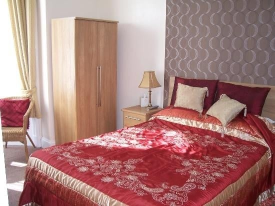 Room Barking Road in Greater London