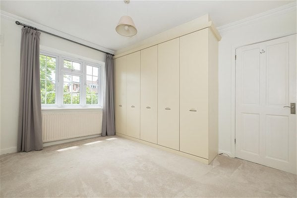 Flat Rythe Court in Elmbridge