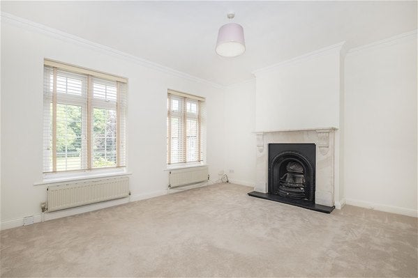 Flat Rythe Court in Elmbridge