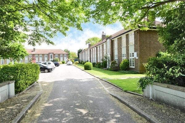 Flat Rythe Court in Elmbridge
