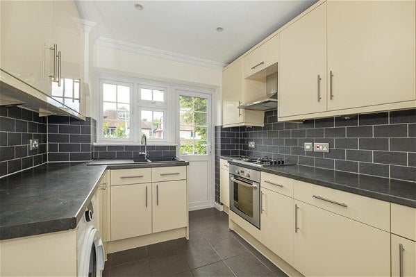 Flat Rythe Court in Elmbridge