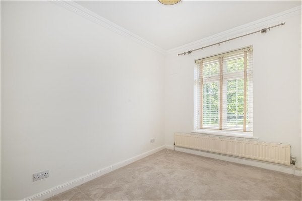 Flat Rythe Court in Elmbridge