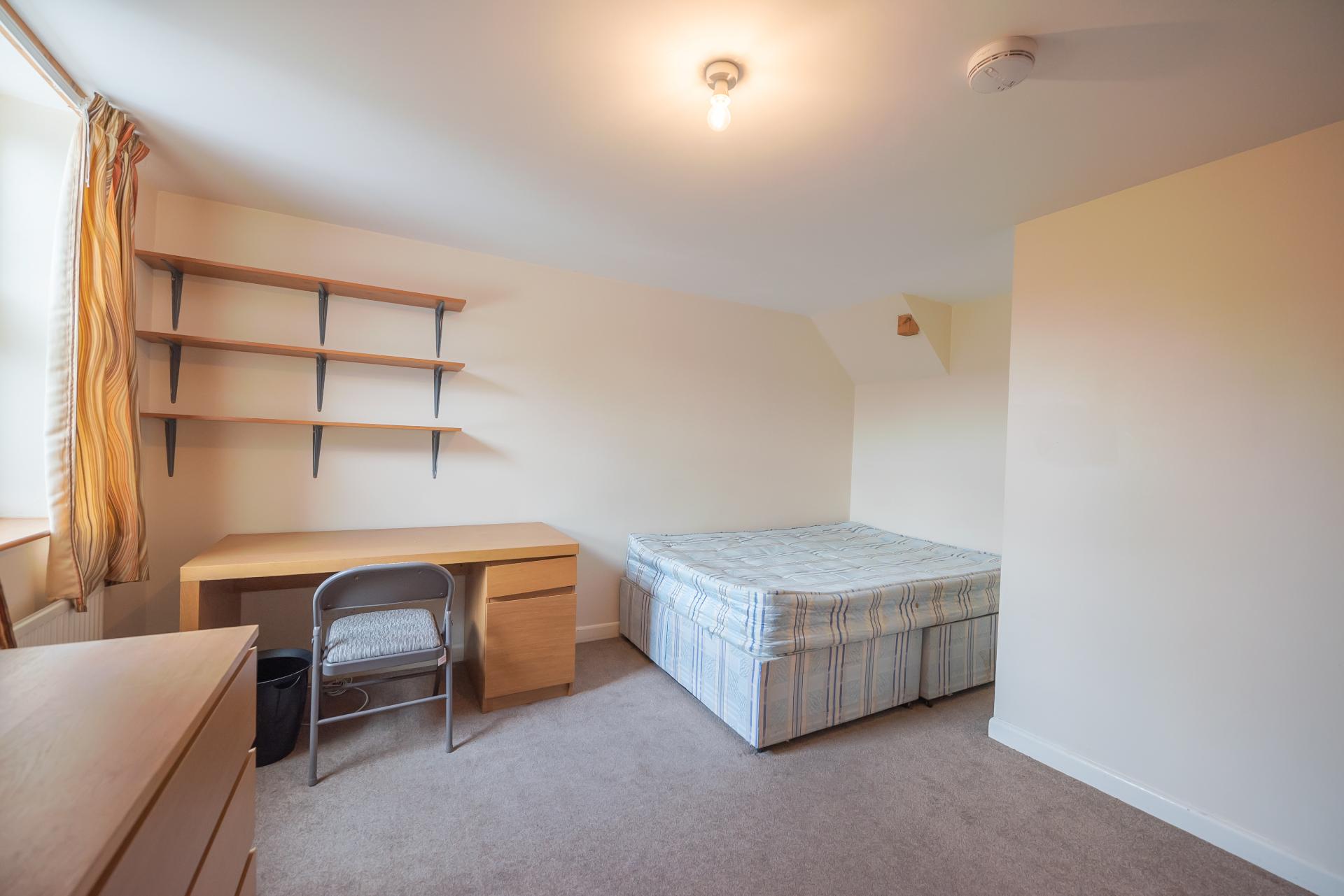 Flat Blenheim Gardens in Reading