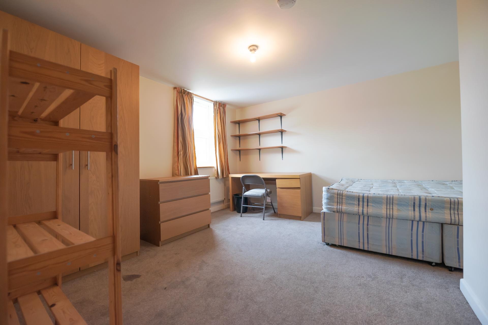 Flat Blenheim Gardens in Reading