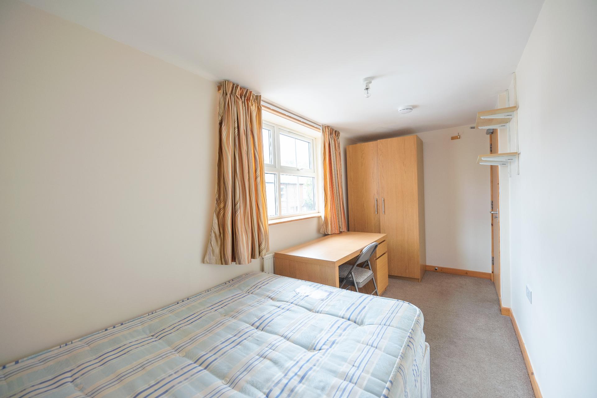 Flat Blenheim Gardens in Reading