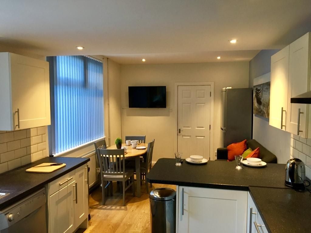 Room Roundwell Street in Stoke-On-Trent