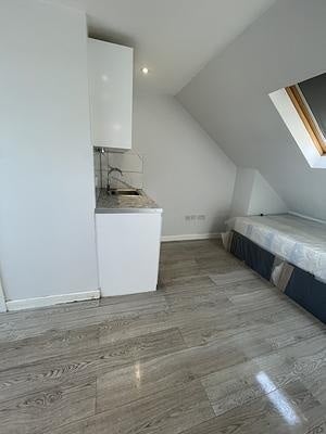 Room Upper Town Road in Greater London