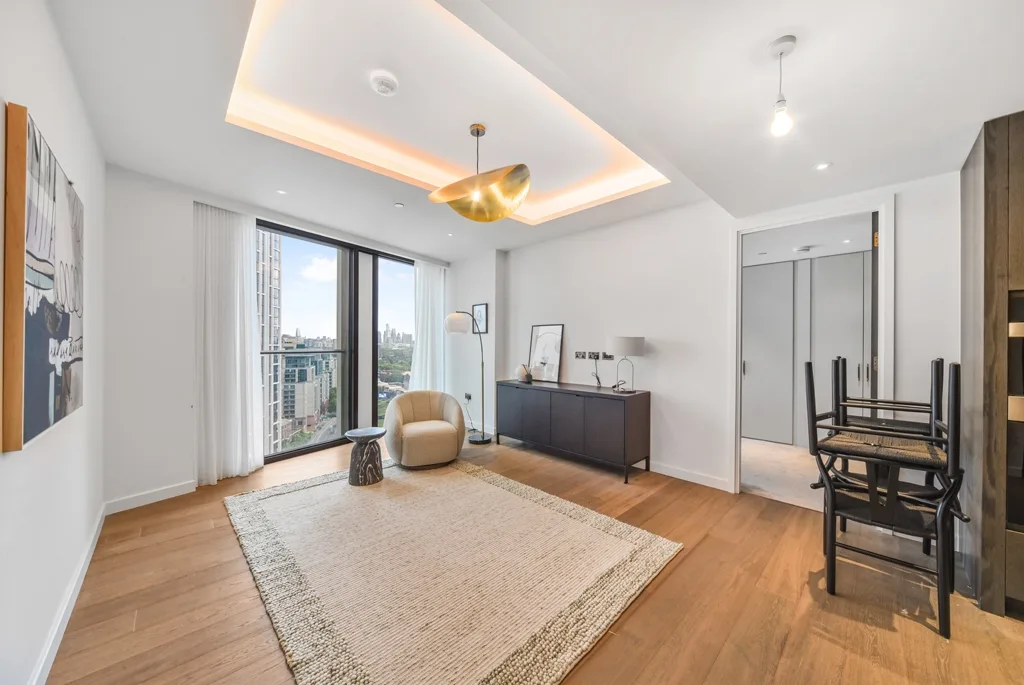 Flat Carnation Way in Greater London