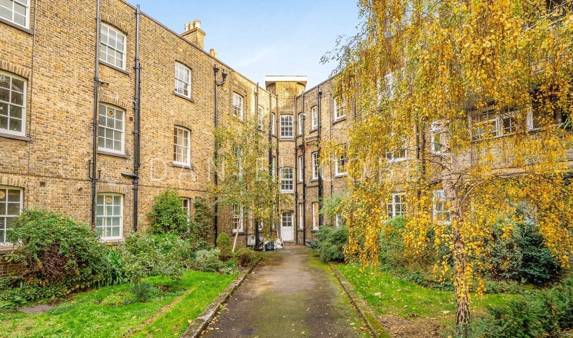 Flat Kennington Lane in Greater London