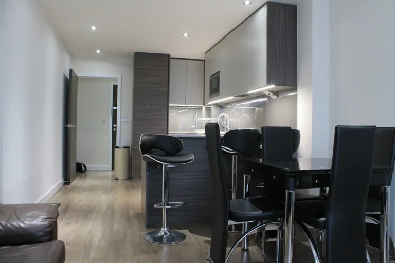Flat Commander Avenue in Greater London