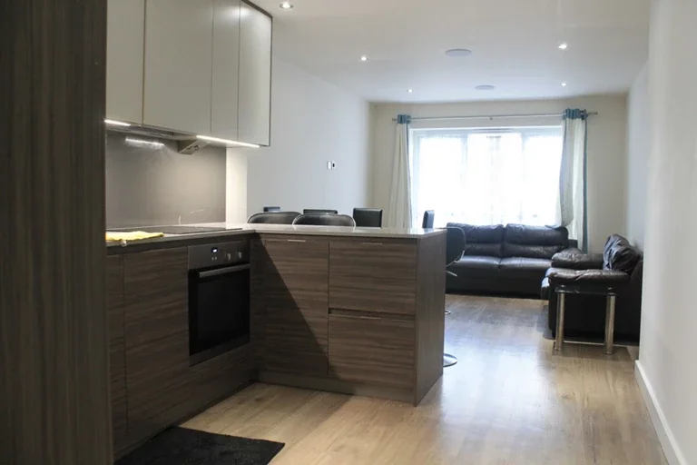 Flat Commander Avenue in Greater London