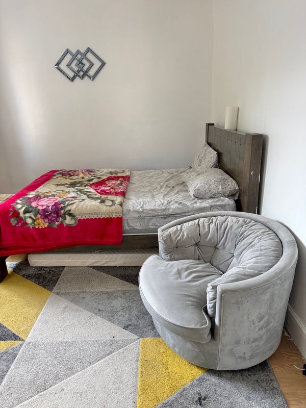 Room Pulleyns Avenue in Greater London