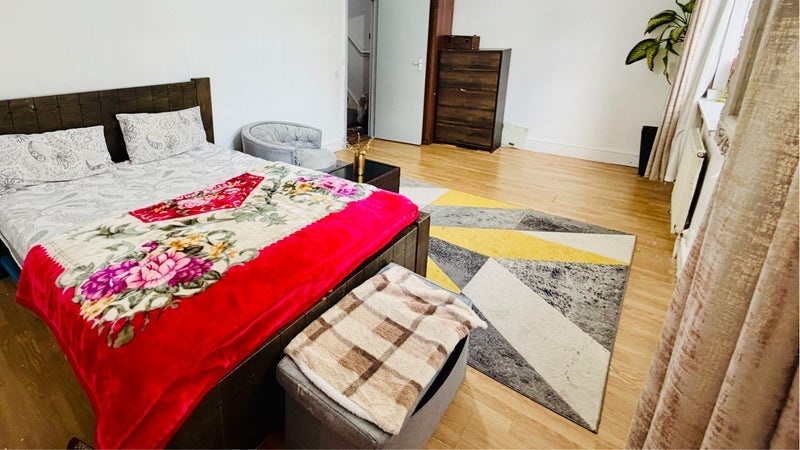 Room Pulleyns Avenue in Greater London