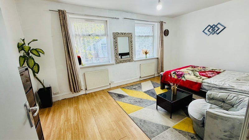 Room Pulleyns Avenue in Greater London