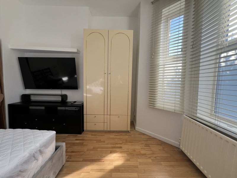 Room Meeson Road in Greater London