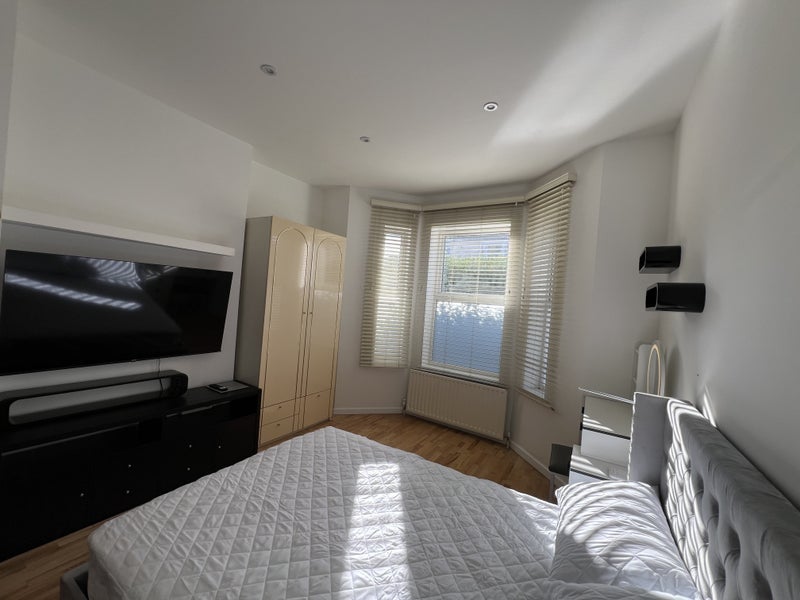 Room Meeson Road in Greater London
