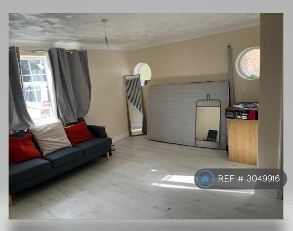 Room Penn Crescent in Mid Sussex