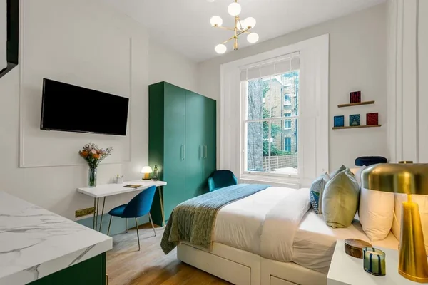 Flat Eardley Crescent in London