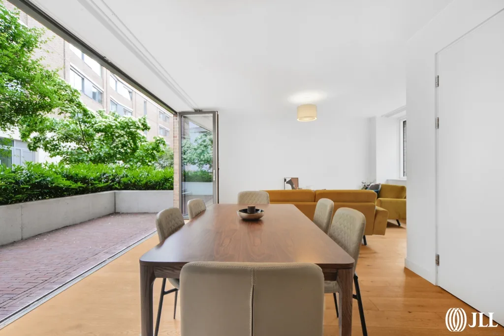 Flat Botanical Mews in Greater London