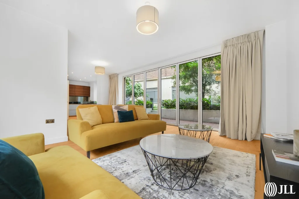 Flat Botanical Mews in Greater London