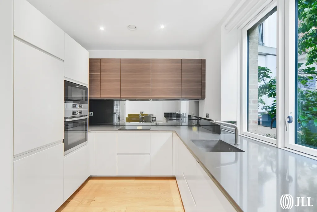 Flat Botanical Mews in Greater London