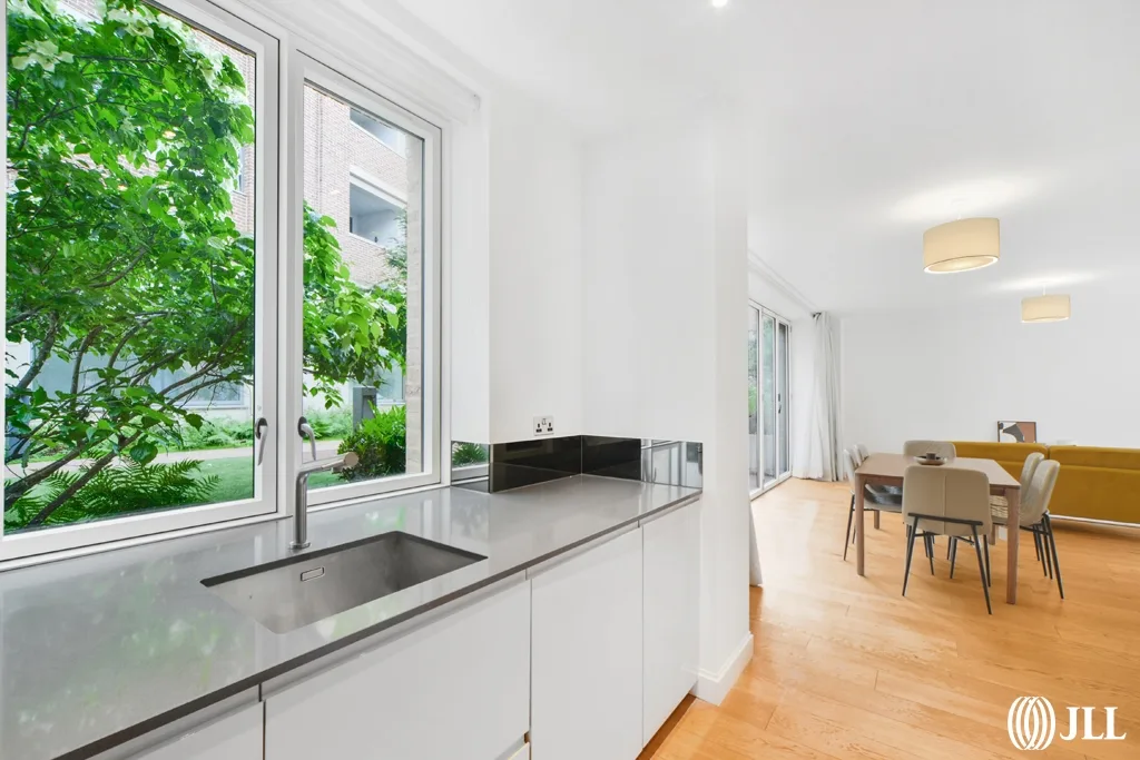 Flat Botanical Mews in Greater London