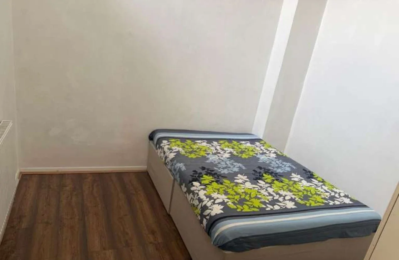 Room Mansfield Road in Greater London