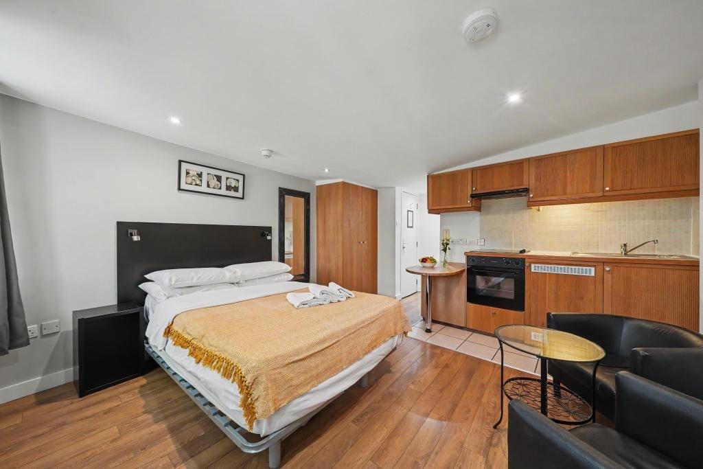 Flat Cartwright Gardens in Greater London